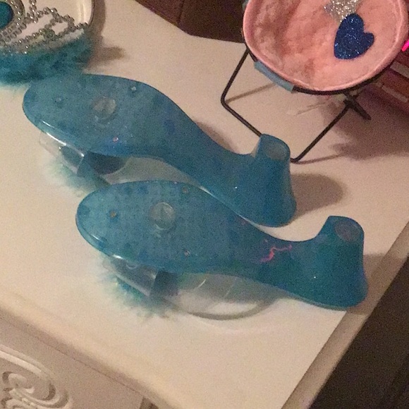 Toddler shoes and tiara 👜🐻 - Picture 2 of 3